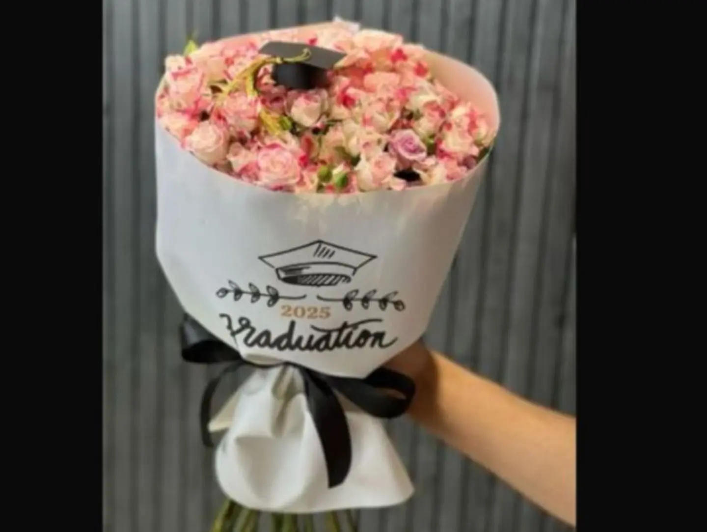 باقة الهبة بيبي جوري دبل كلر فاتح مع قبعة تخرج صغيرة