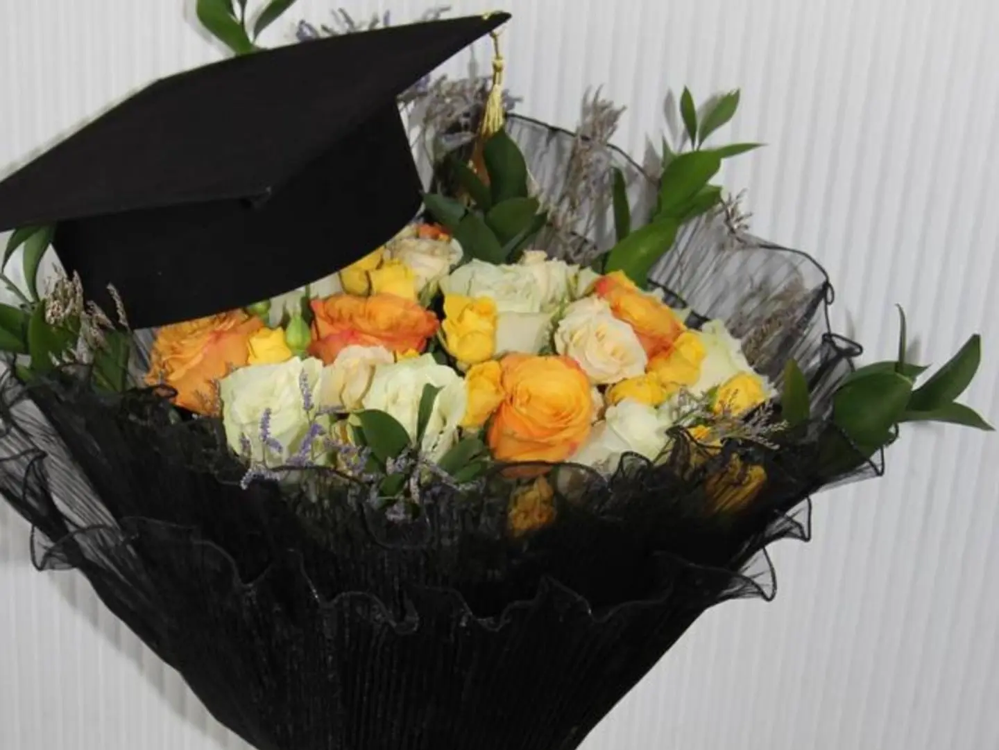 ِباقة قبعة التخرج على الورد