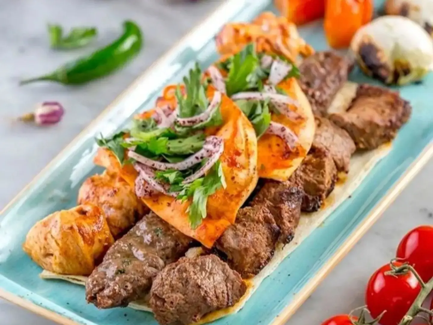 وجبة مشويات مشكله مع البطاطس