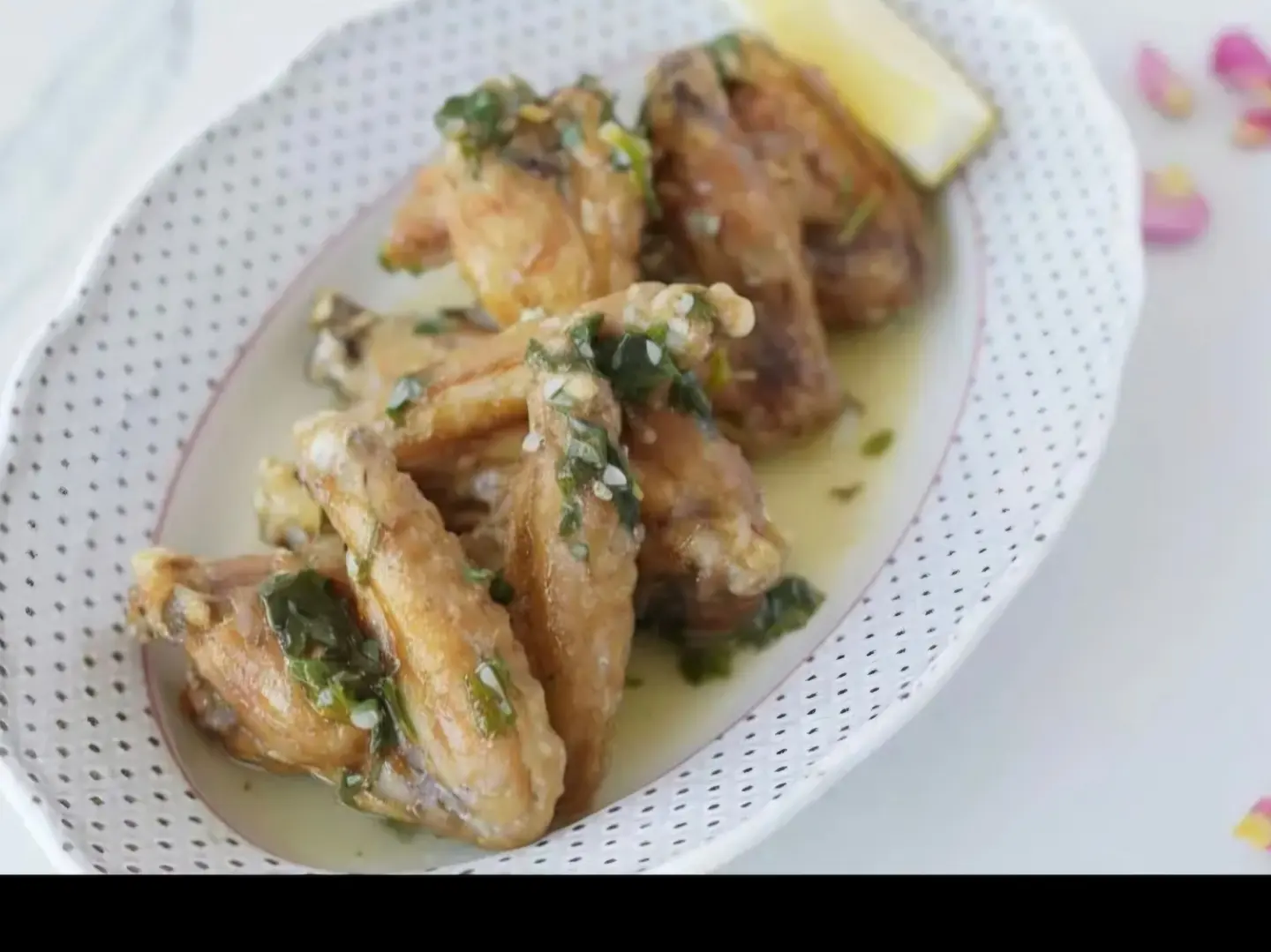 اجنحة دجاج مع كزبره وثوم