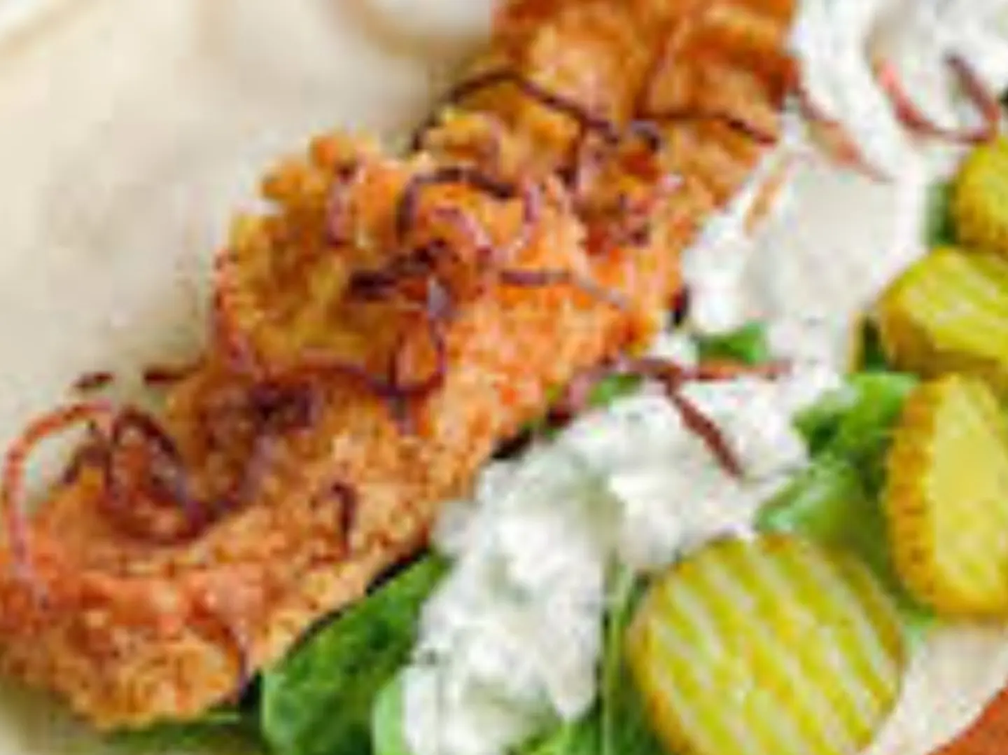 نفر سمك مشوي عالفحم لذيذ مع الأرز بالإضافة إلى طحينة وثومية وصوص حار وخبز