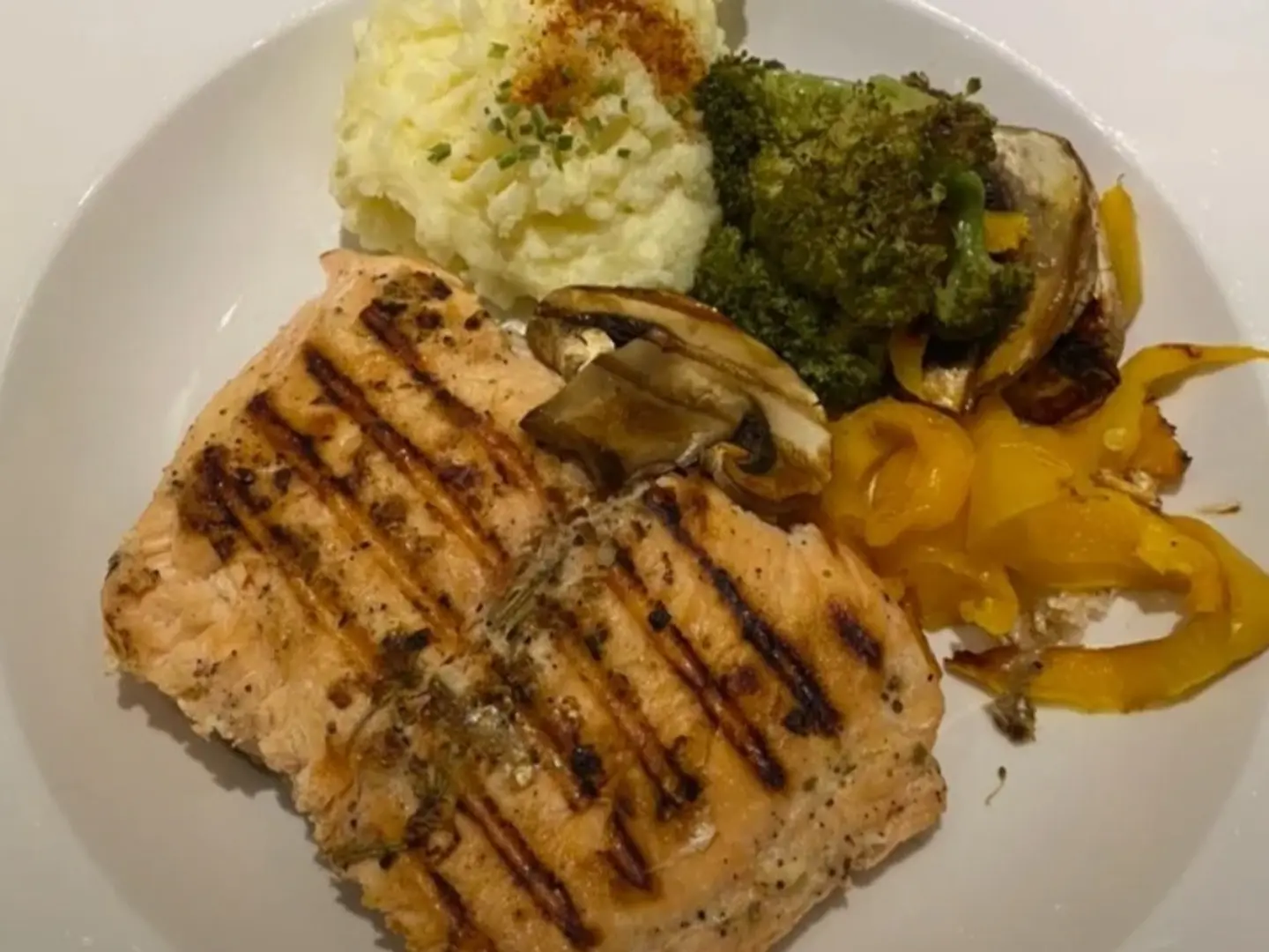 كيلو سمك مشوي عالفحم مع الأرز ١٢ سيخ بالإضافة إلى ثومية وطحينة وصوص حار وخبز