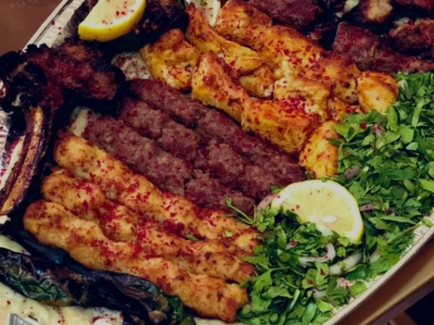 نفر ثلاثة اسياخ لحم او دجاج - 3 اسياخ كباب لحم مفروم متبل لذيذ او كباب دجاج مع الارز