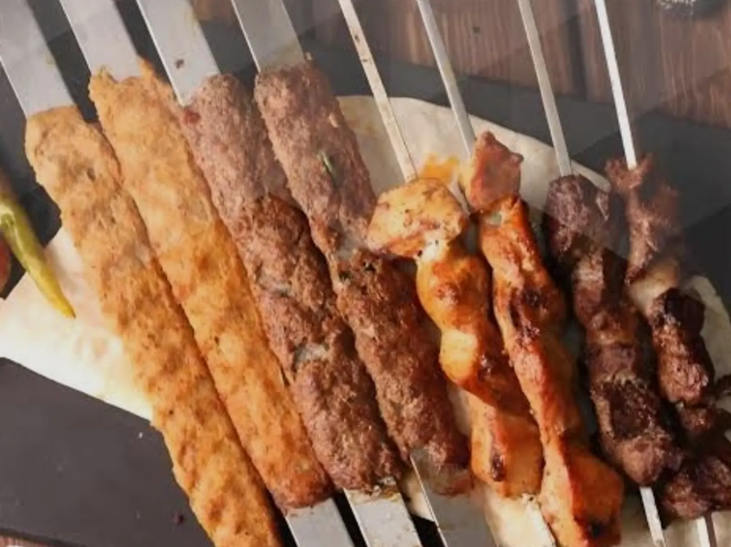 نفر مشكل ٣ اسياخ مشويات كباب لحم وكباب دجاج وشيش طاووق بالإضافة الى ثومية وطحينة وصوص حا وخبز لذيذة مع الارز