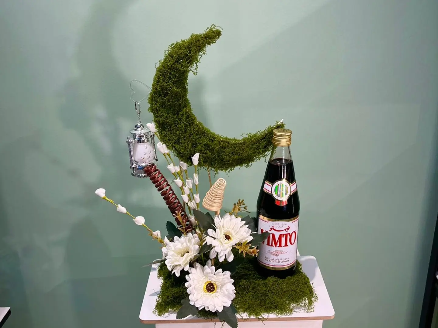 تنسيق زهور الهلال الرمضاني مع مشروب