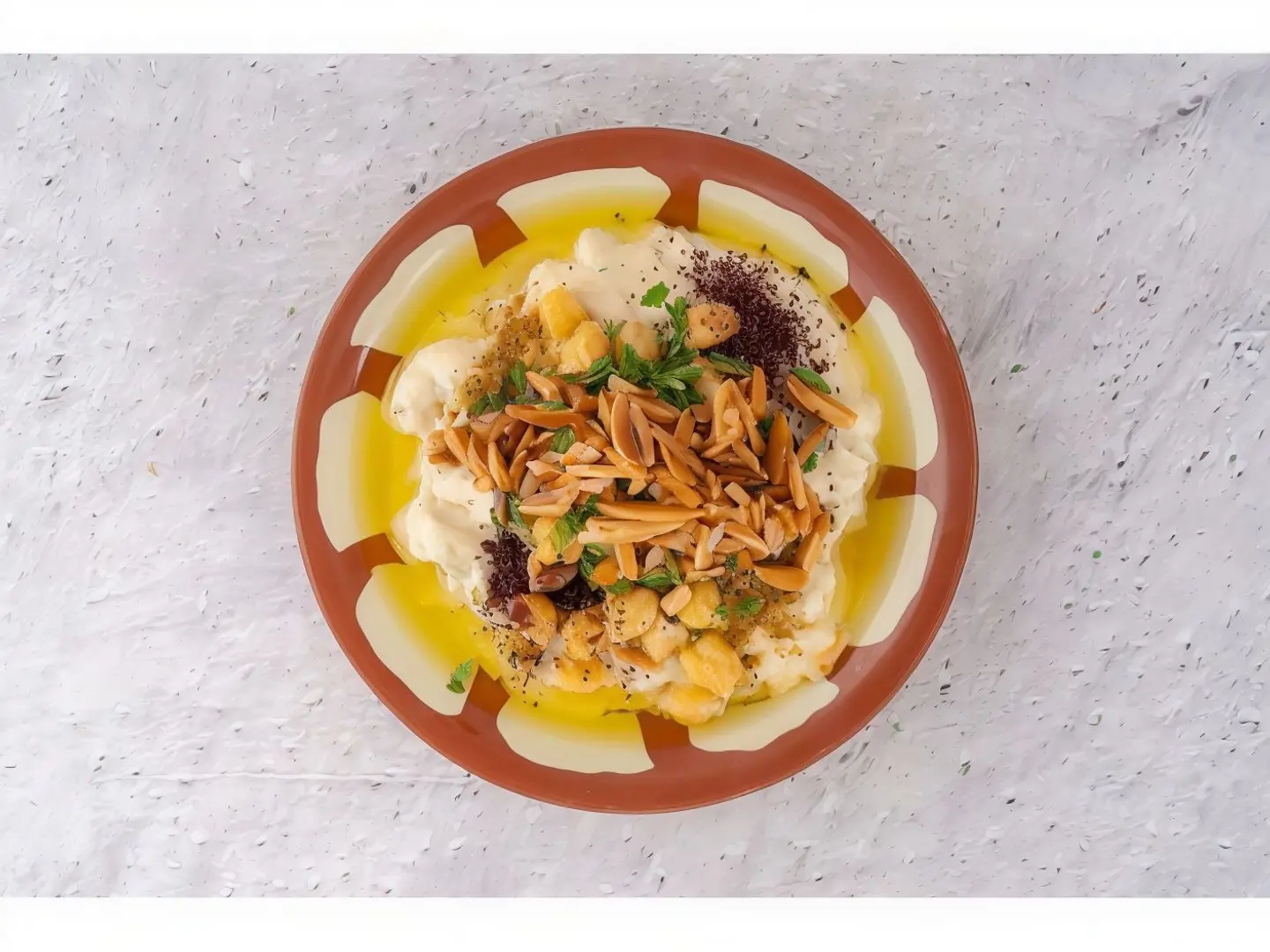 فتة حمص بالزيت واللوز