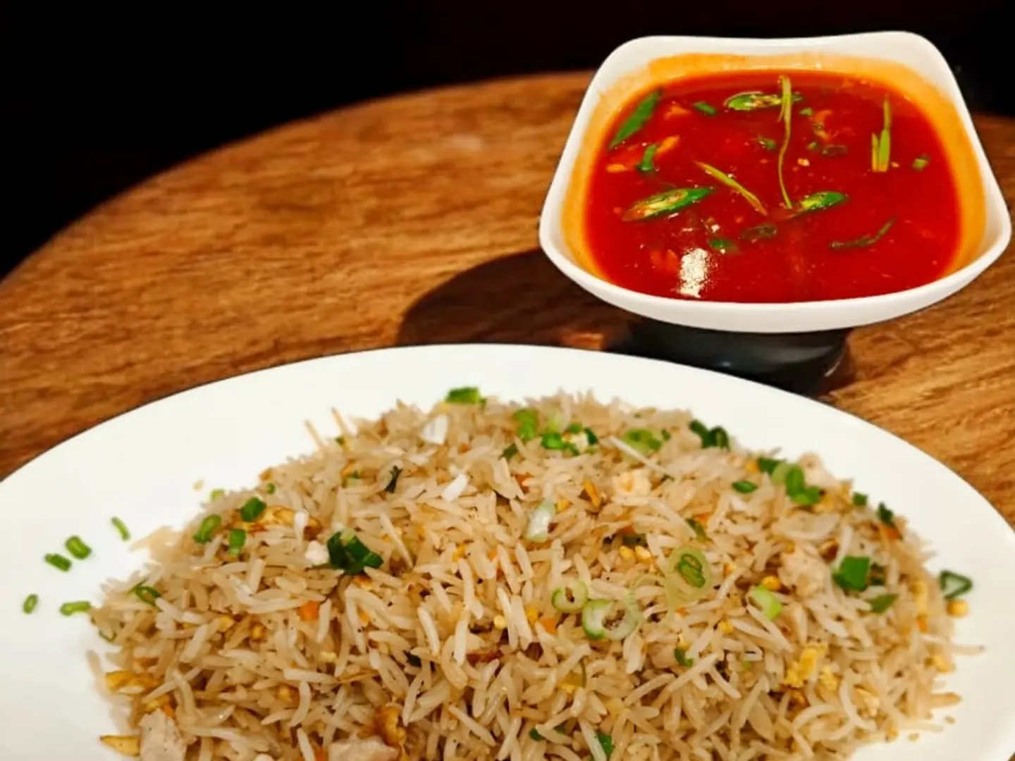 أرز مقلي بالخضار مع صلصة دجاج مانشوريان