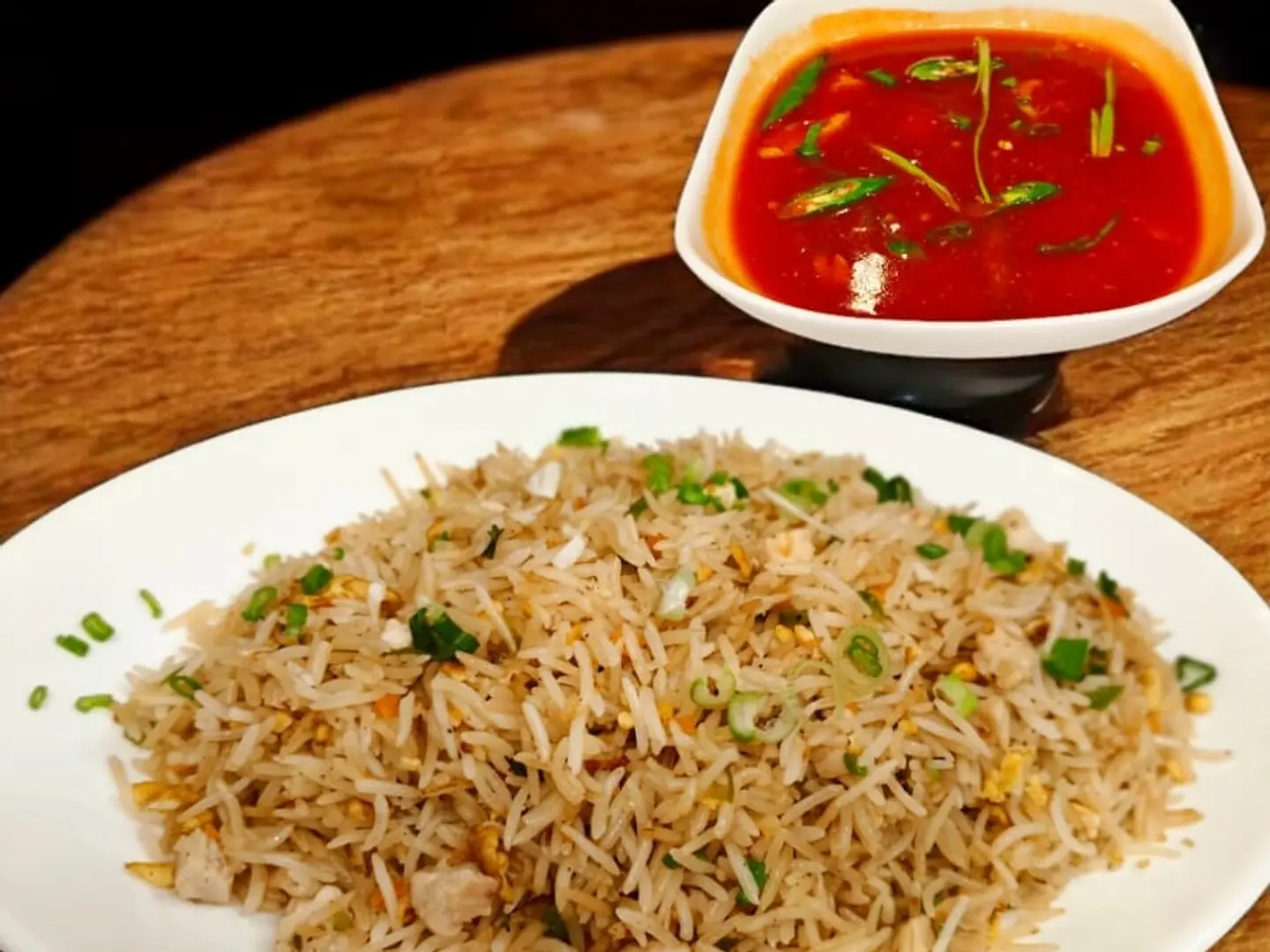 أرز مقلي بالدجاج مع صلصة مانشوريان بالدجاج