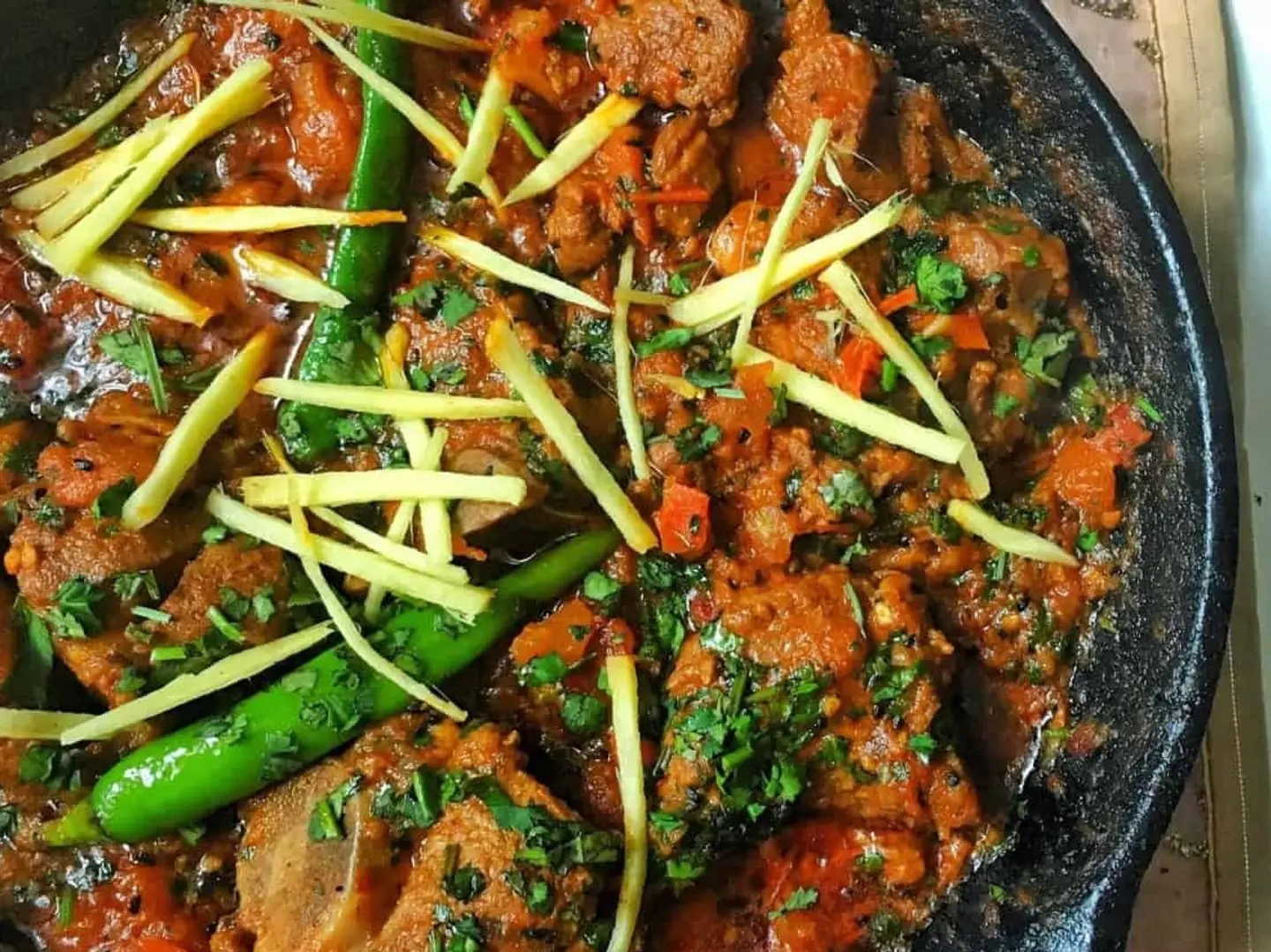 لحم ضأن كداي على الطريقة اللاورية نصف كيلو (500 جرام) مع 3 روتي