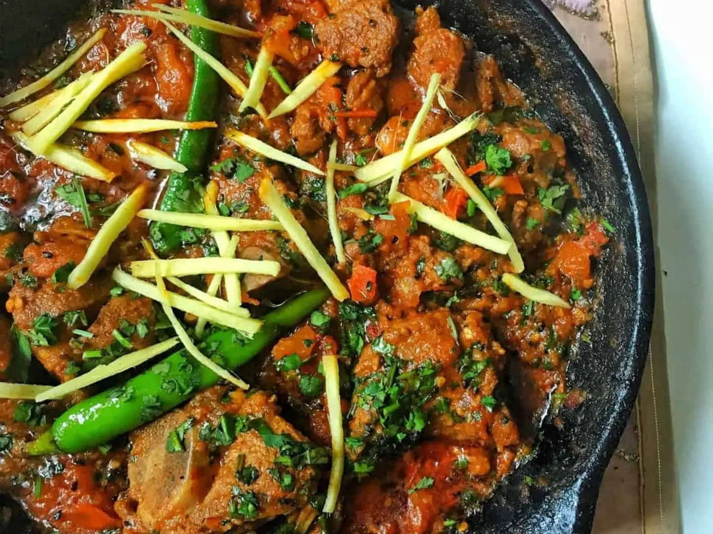 لحم ضأن كاداي على الطريقة اللاهورية كامل 1 كيلو مع 4 خبز روتي