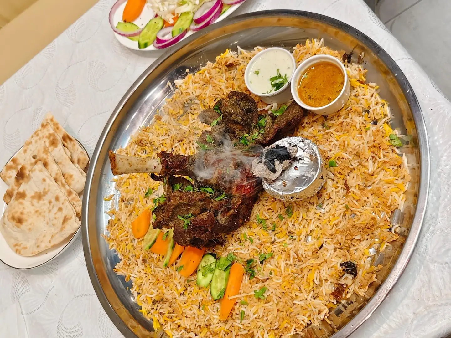 ساق خروف كامل مع أرز برياني و2 خبز روتي