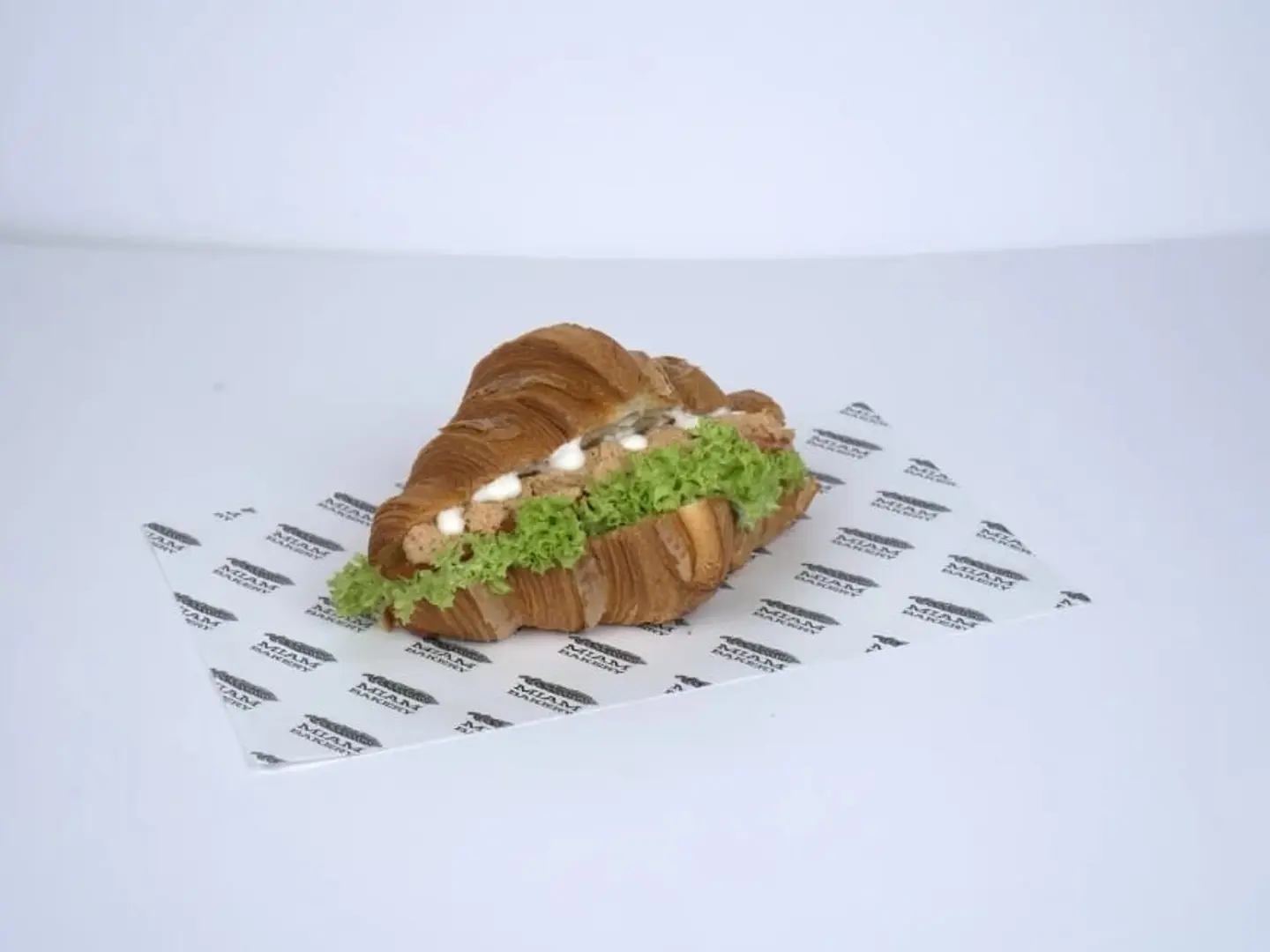 كرواسون تونة ساندويتش