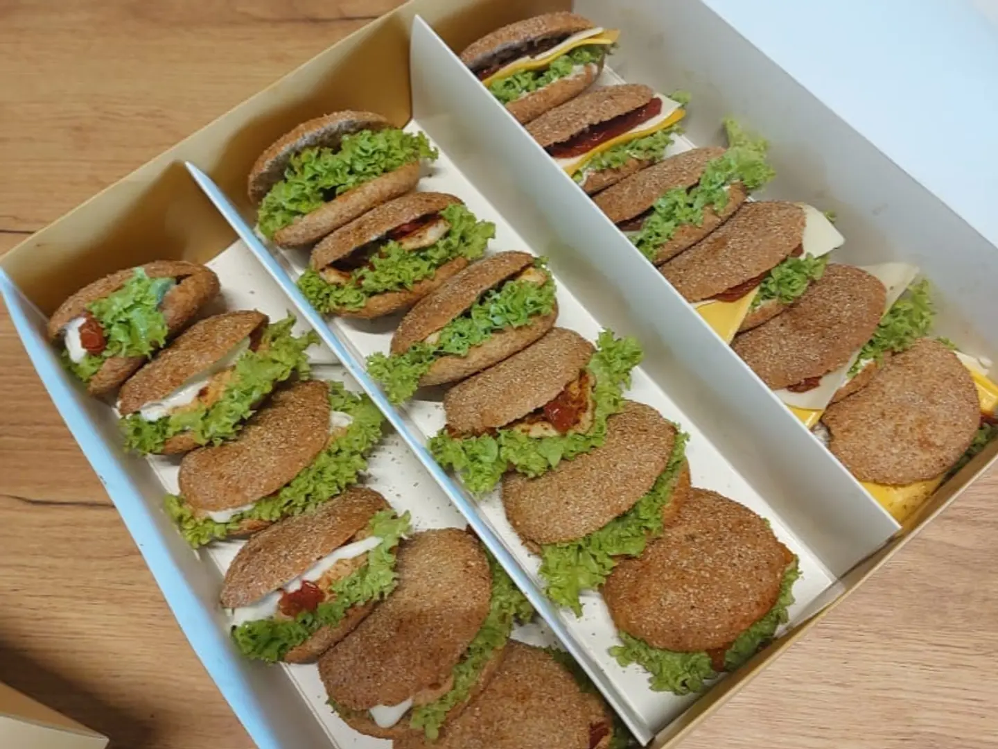 بوكس ميني ساندويتش بالخبز البر