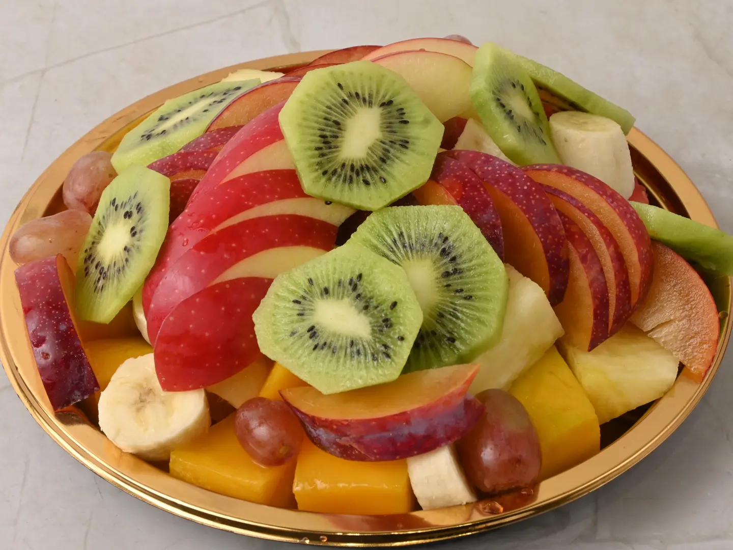 سلطة فواكة وسط