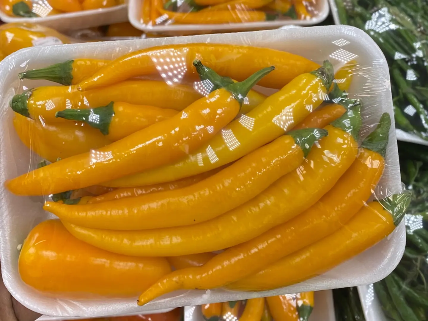 فلفل اصفر حار وسط صحن