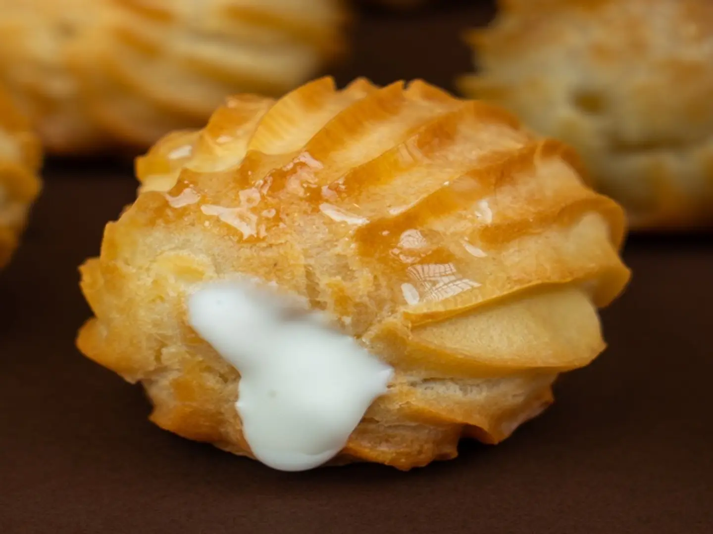 Grilled Dates Box With Cream