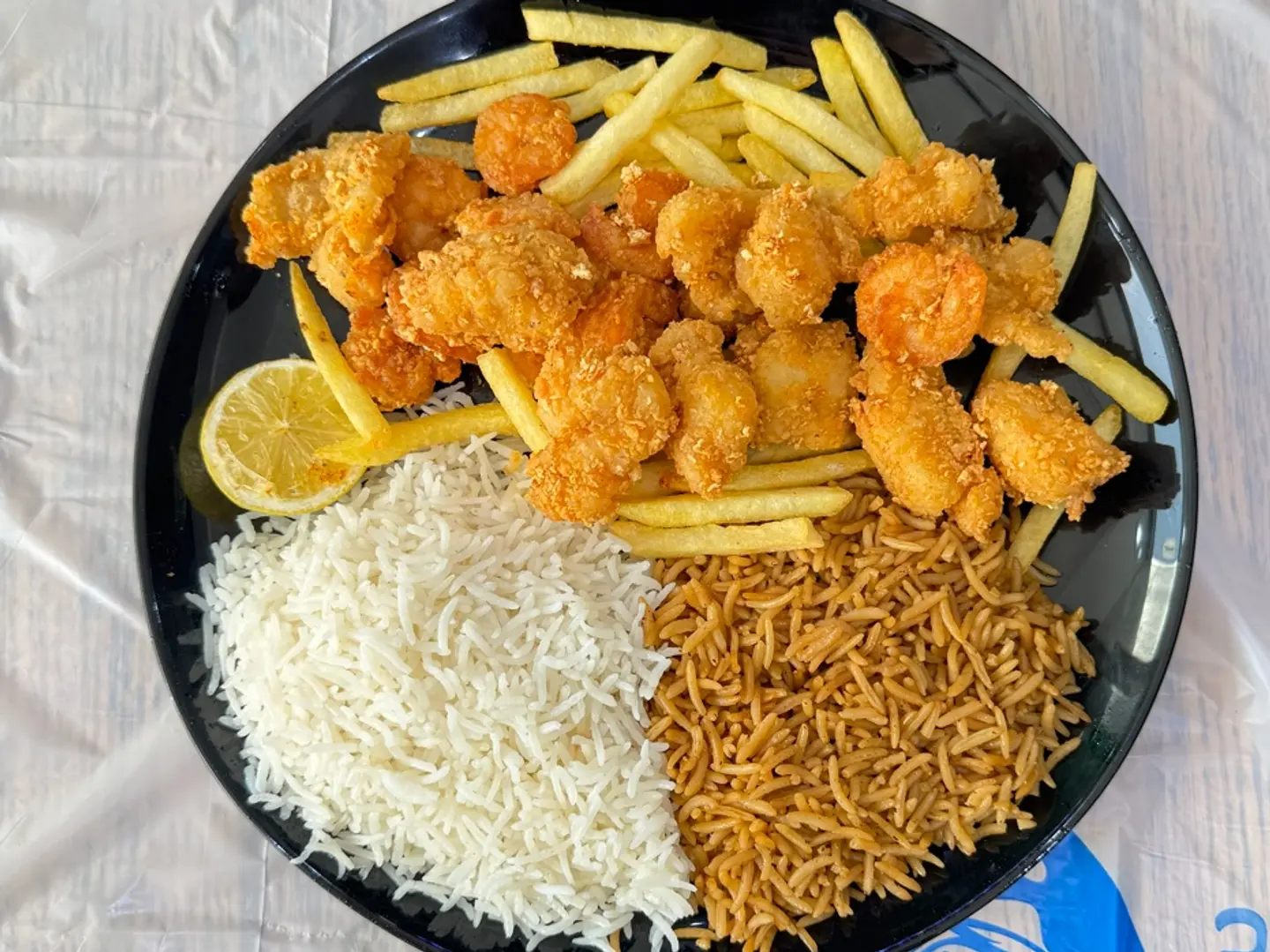 وجبة بحرية مع أرز مشكل