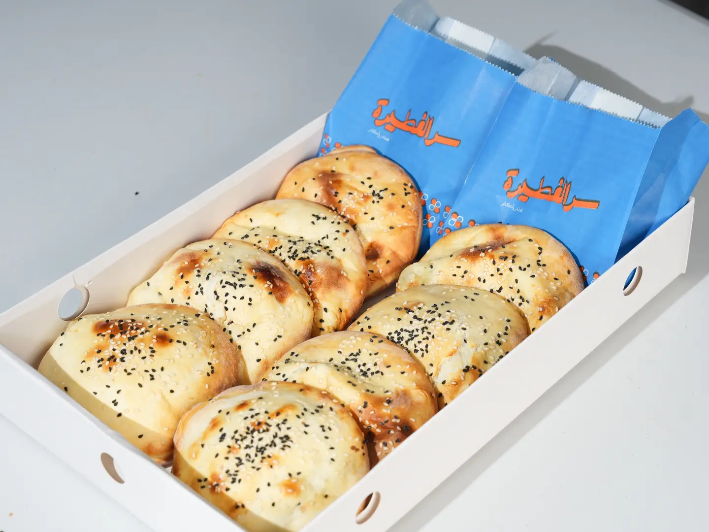 Premium Round Pastry Box 12 Pieces