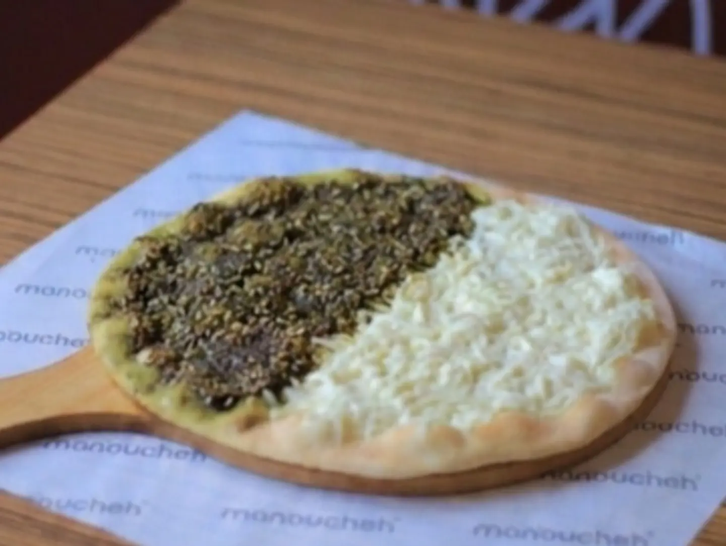 منقوشة زعتر وحلوم