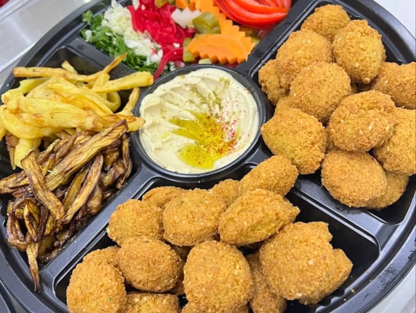 صحن فلافل وسط