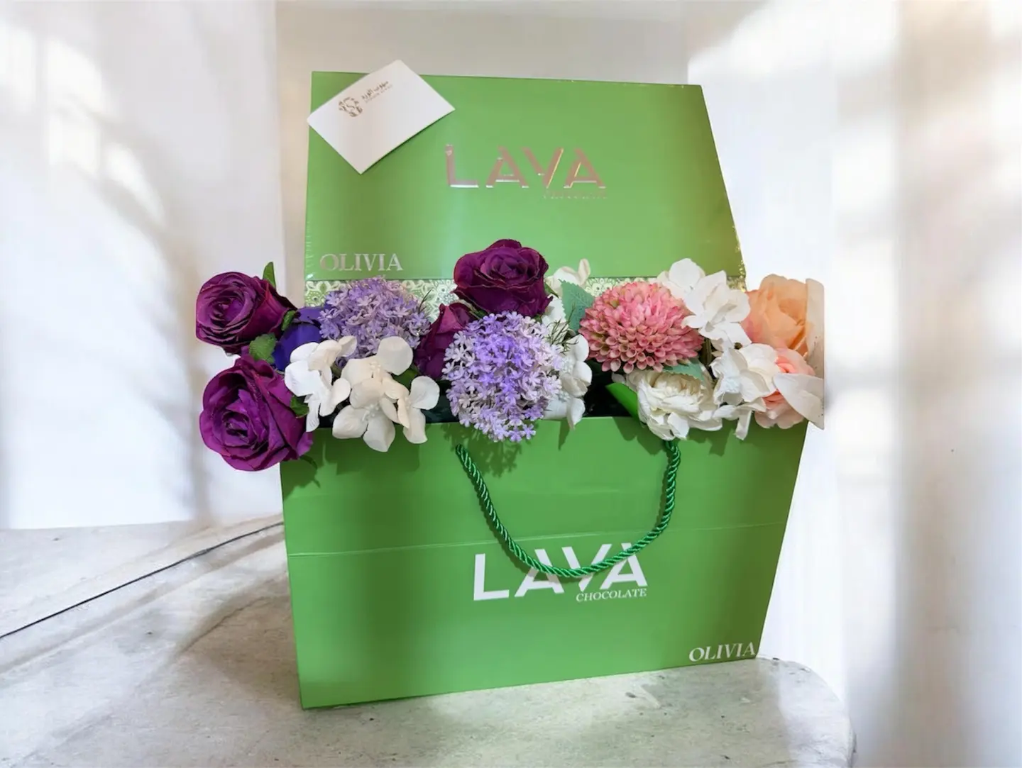 شوكلاته لافا مزينة بالورد الصناعي