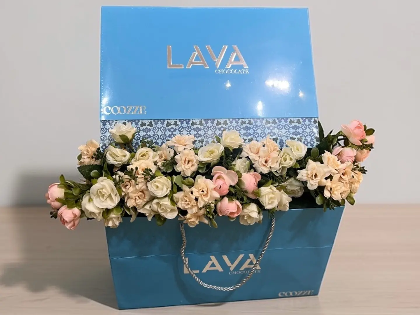 شوكلاته لافا مزينة بالورد الصناعي