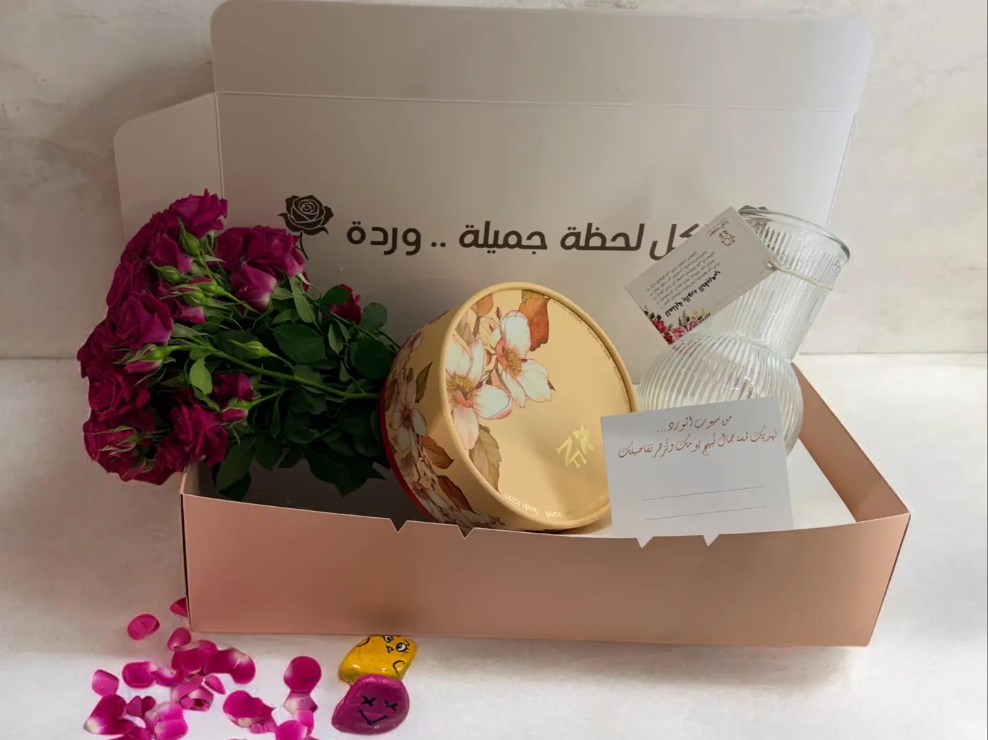 بوكس أناقة الورد والشوكلاته(سعر مميز لفترة العيد)