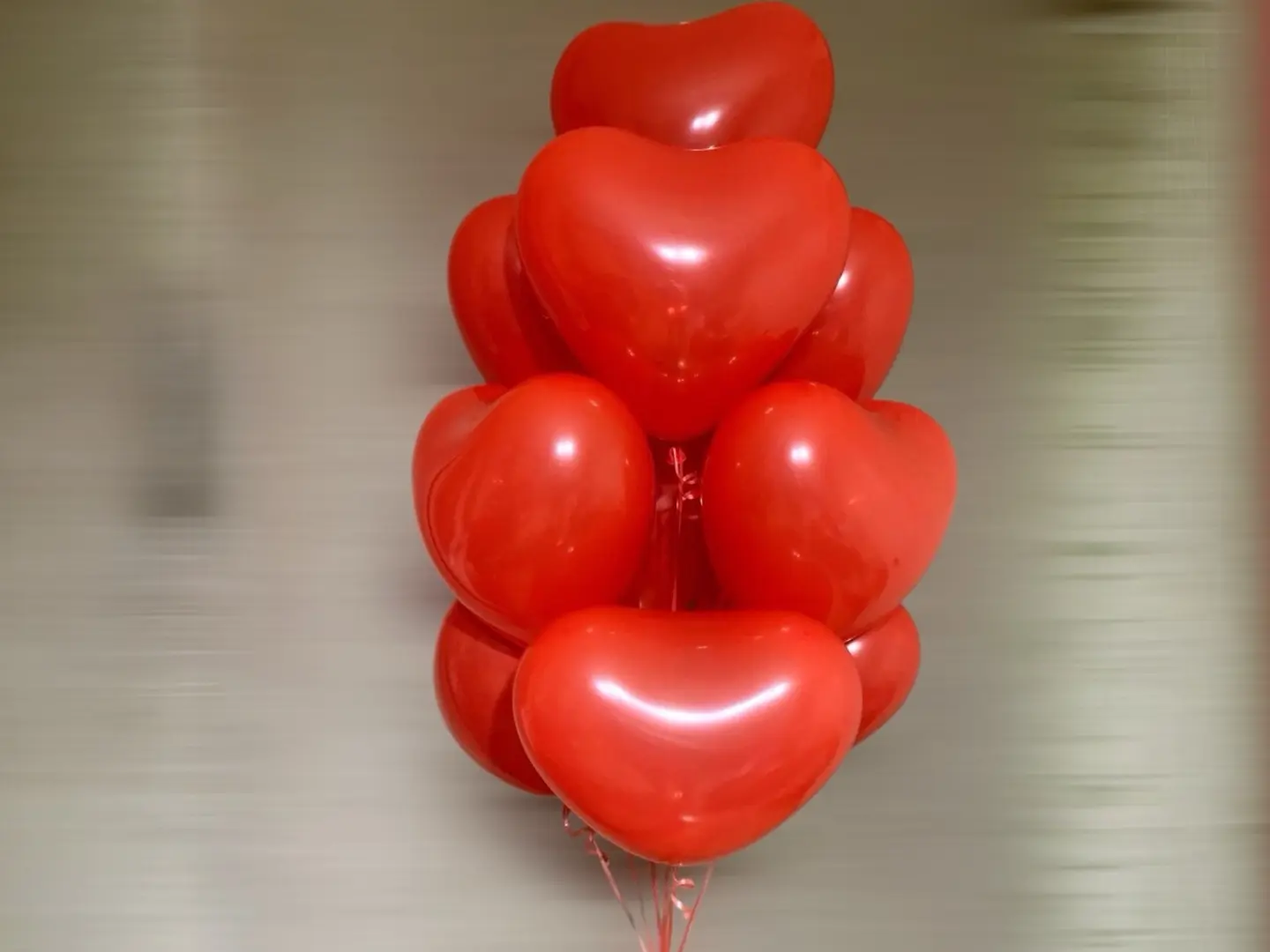 عقد بالونات حمراء