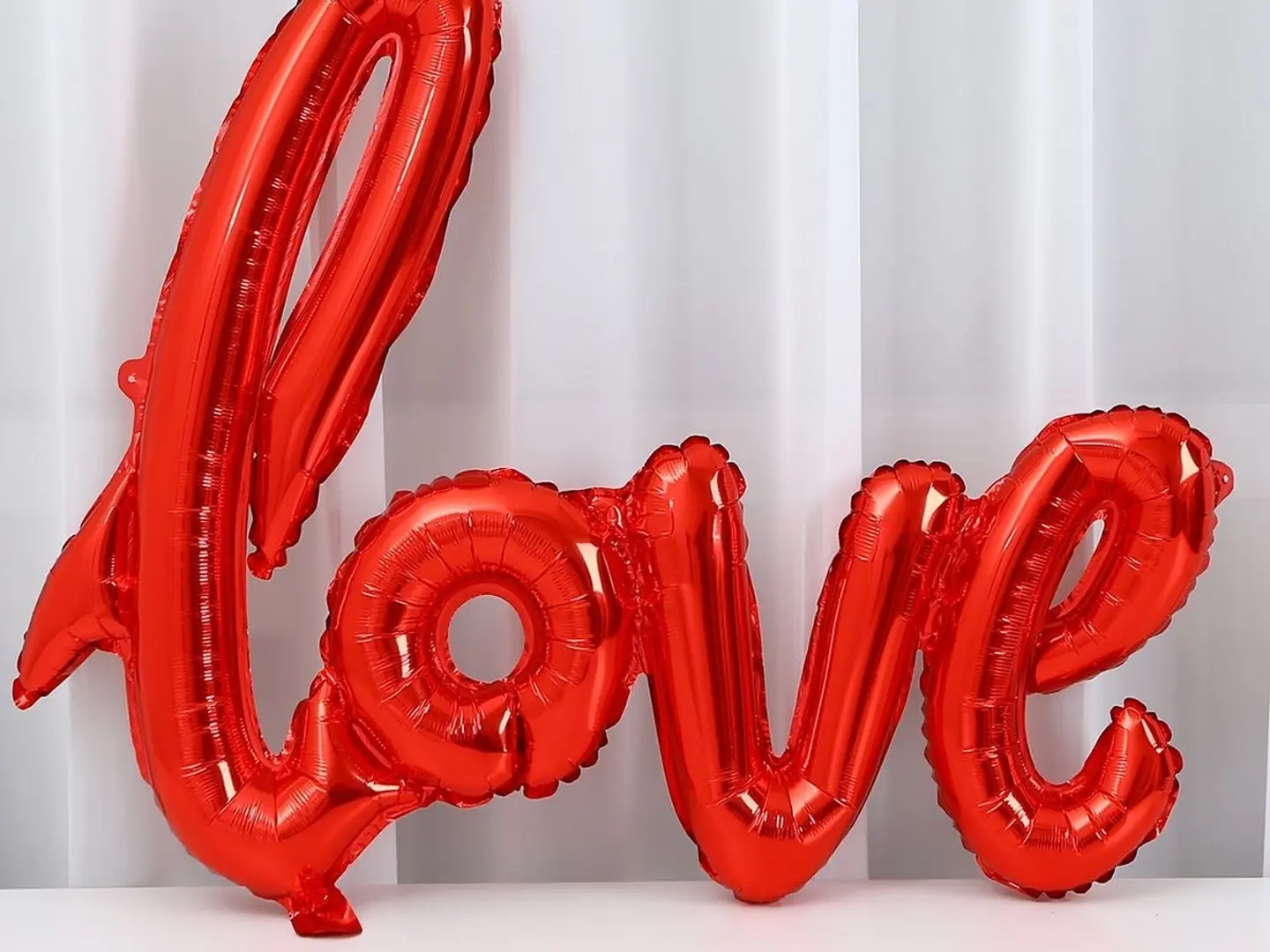 بالون بتصميم كلمة( حب )