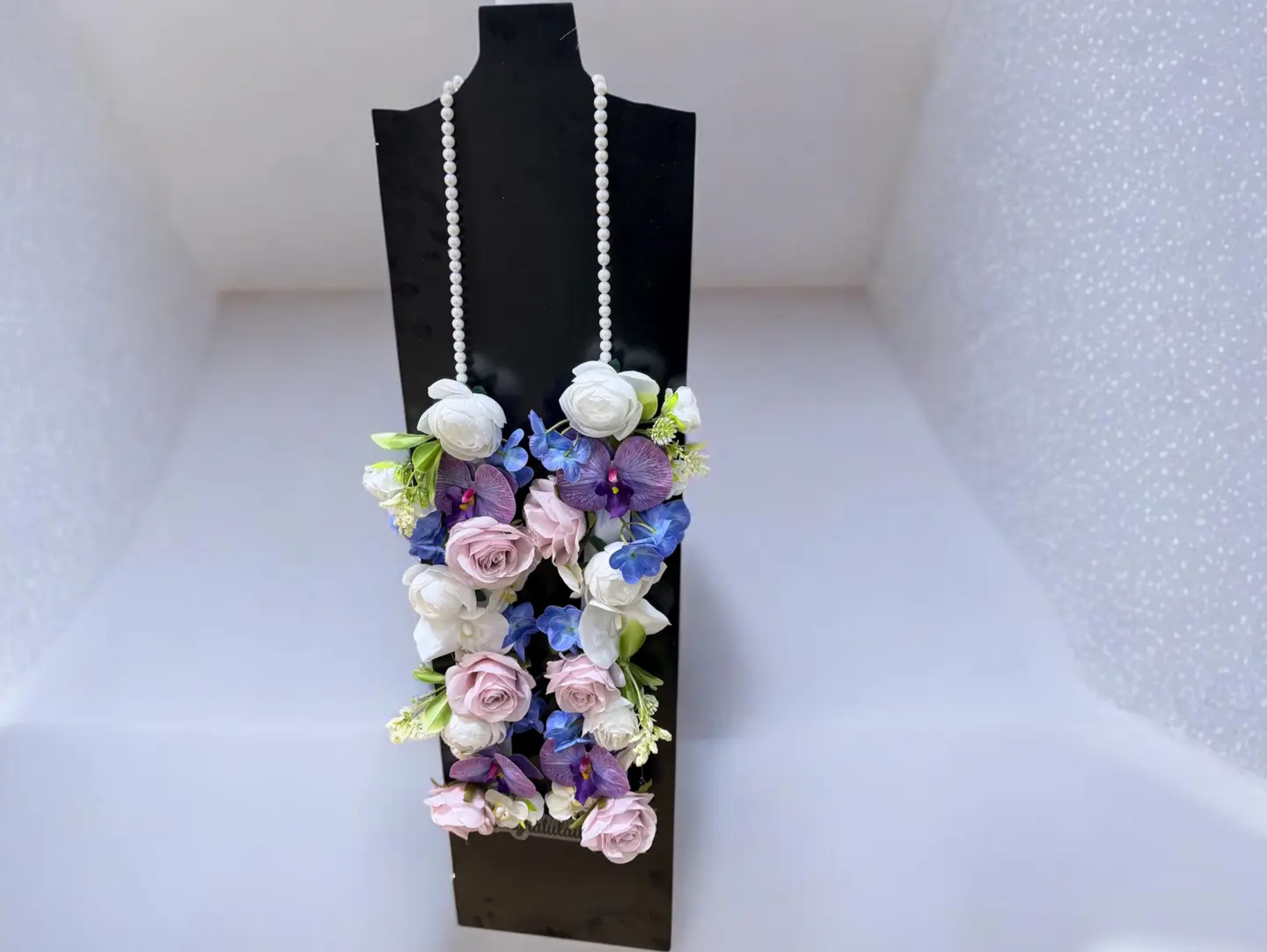 عقد تخرج ملكي بالورود