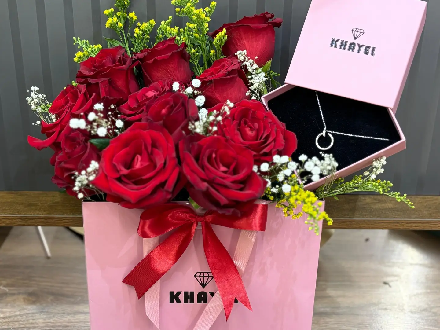 سلس خيال مع ورد طبيعي احمر جوري