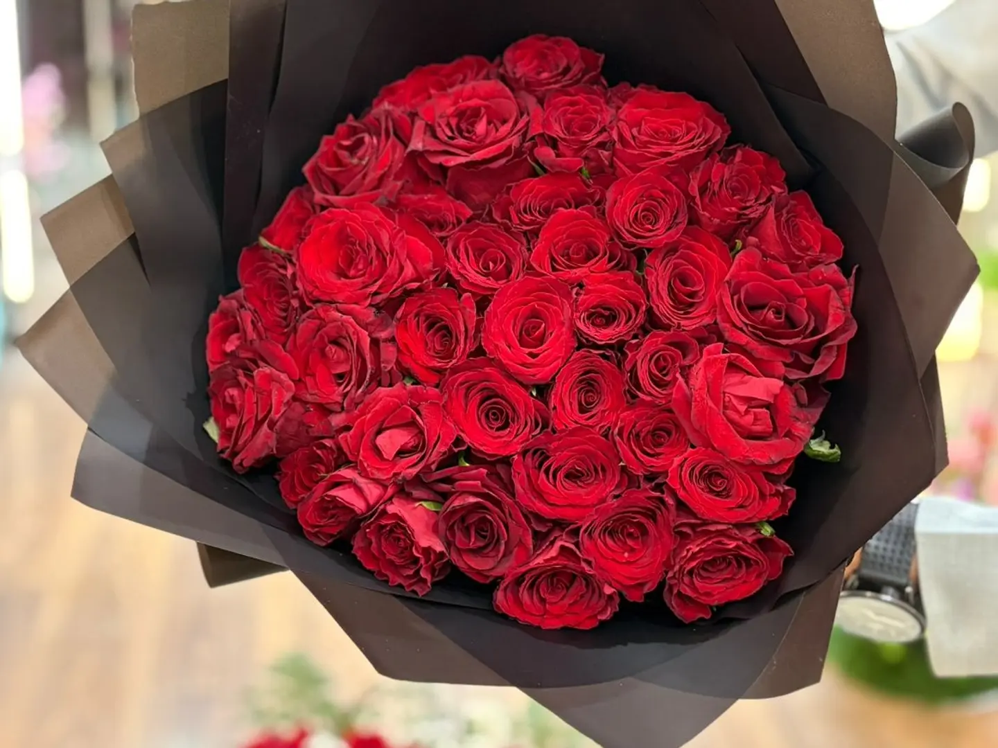 باقه ورد احمر جوري تغليف اسود