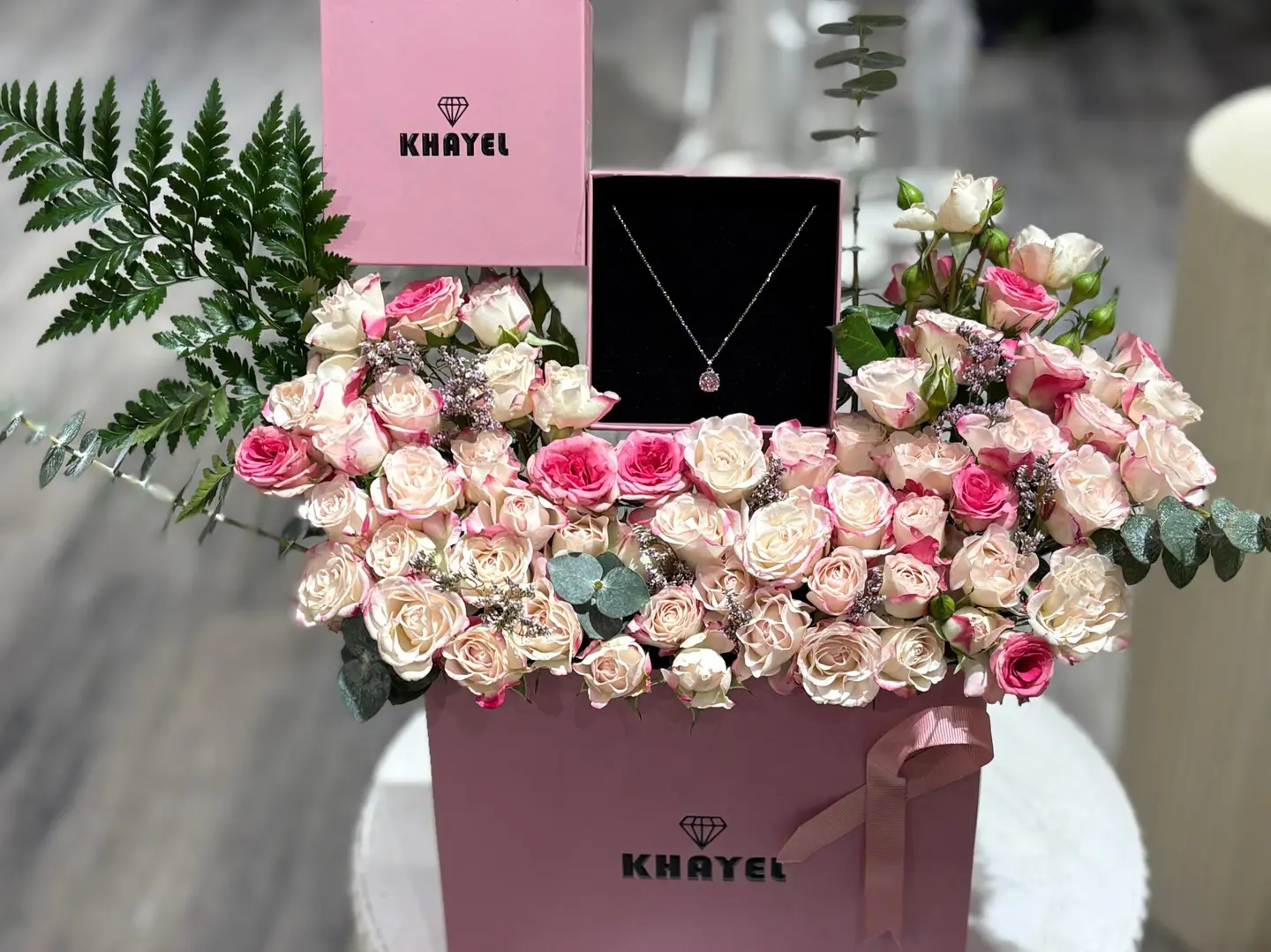 سلسال خيال مع ورد طبيعي