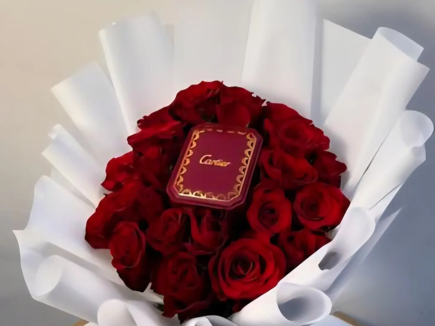 باقه الشوق . ورد احمر و سلسل كارتير