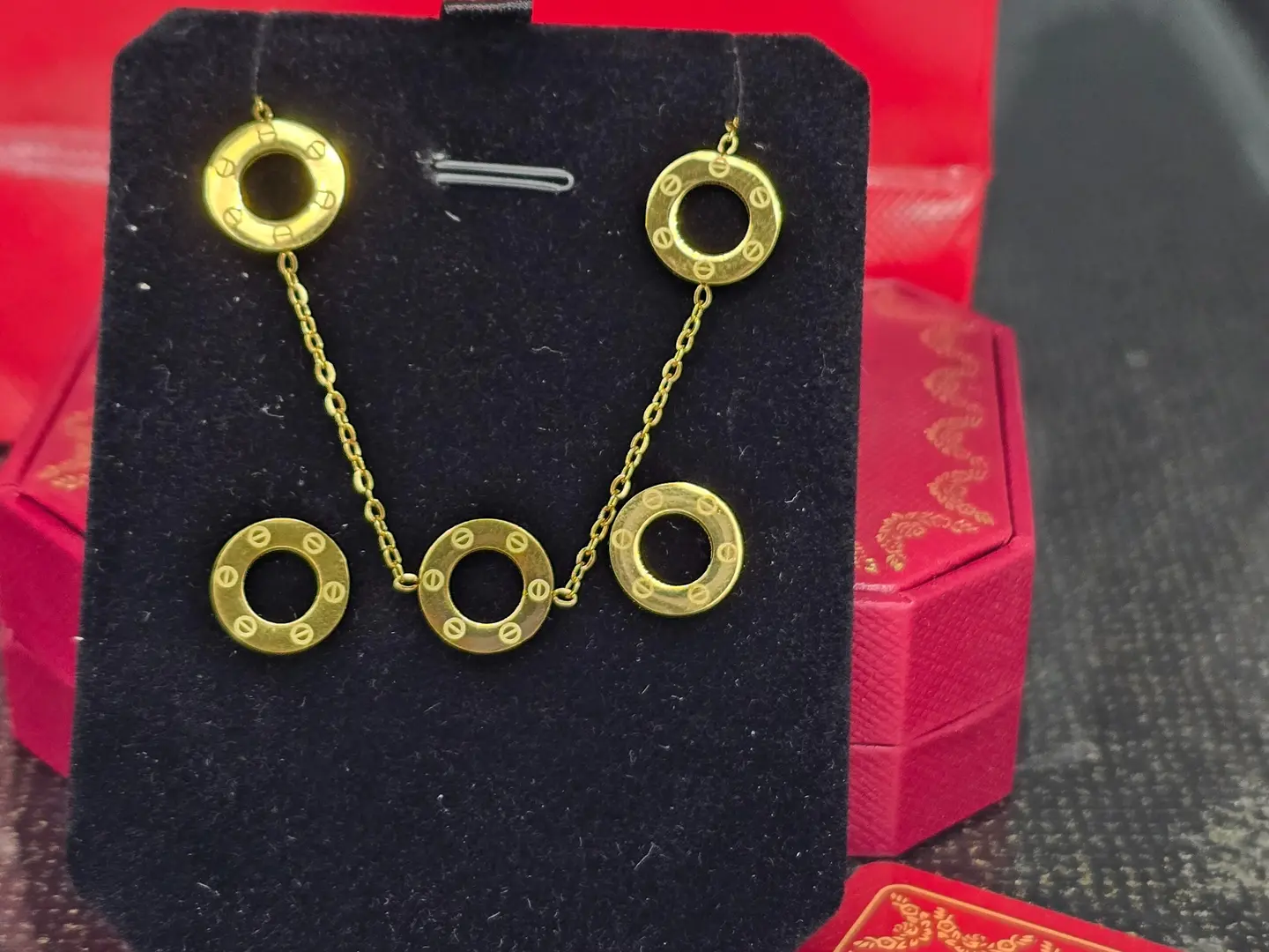 سلسل مع حلق كارتير رقم الطلب٧٨٨