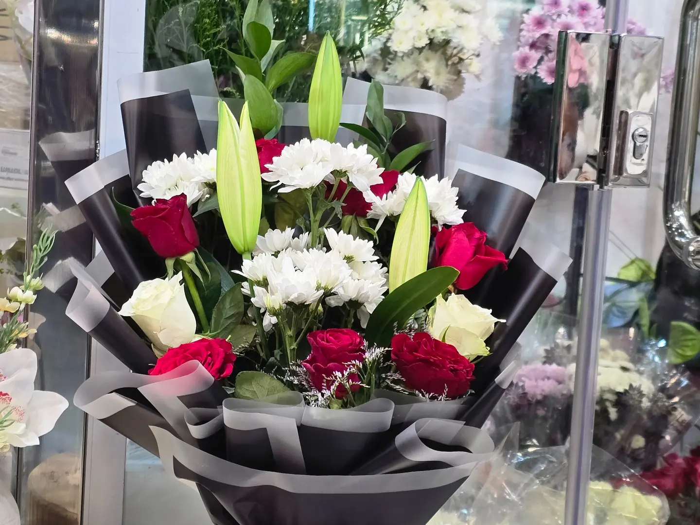 ورد جوري ابيض وحمر رقم الطلب ٧٣٣٧٨٣