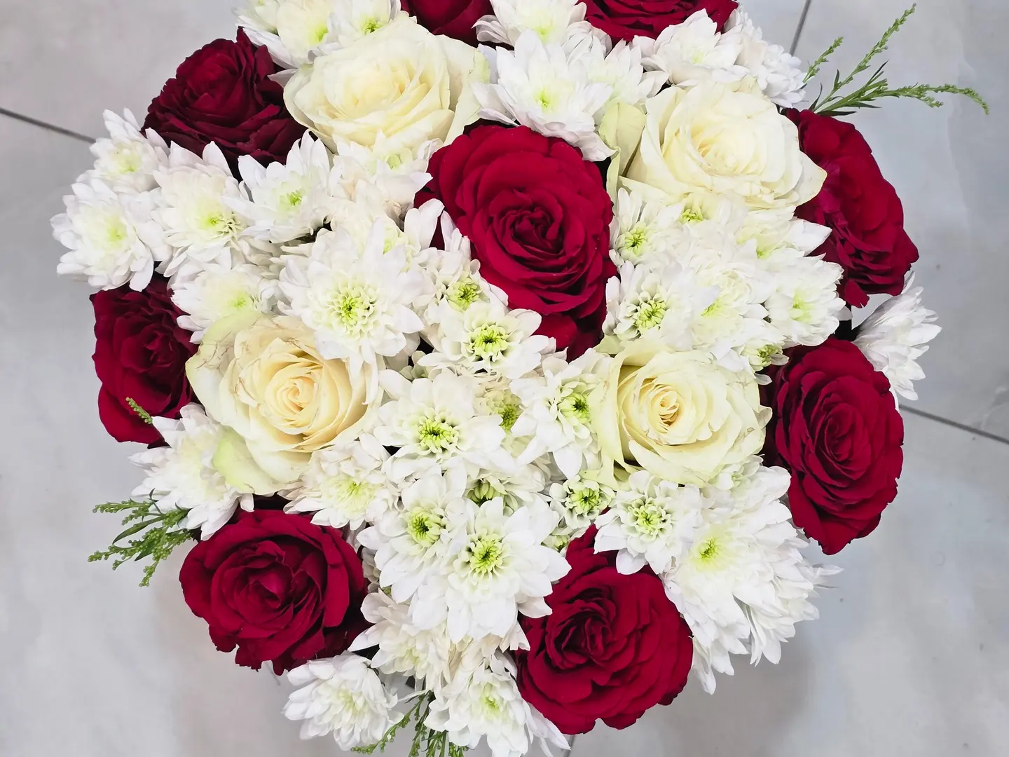 ورد ابيض احمر رقم الطلب ٨٣٨٣٨