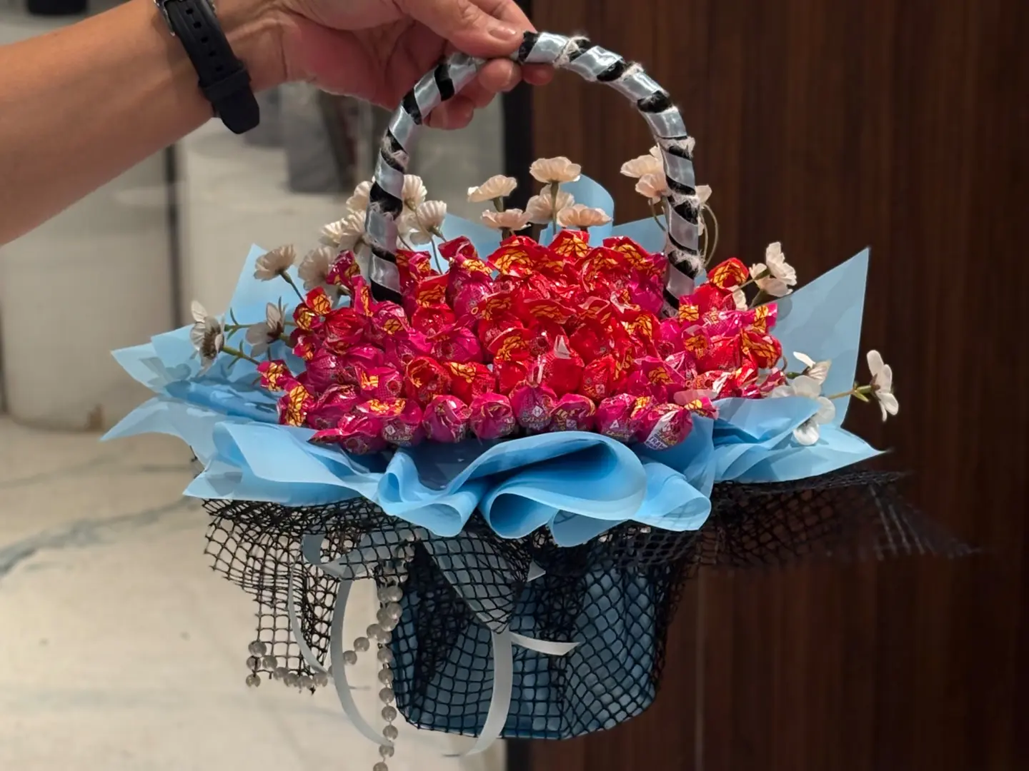 سلة الحلويات الازرق