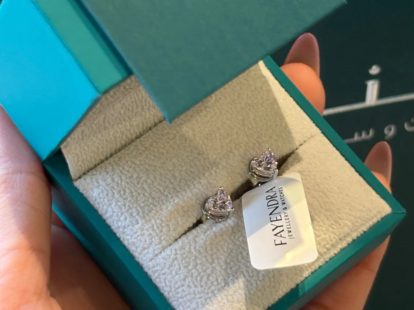 اقراط القلوب الوردية