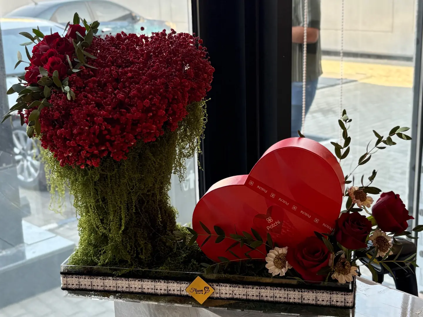 قاعدة ورد مع شوكلت الحب