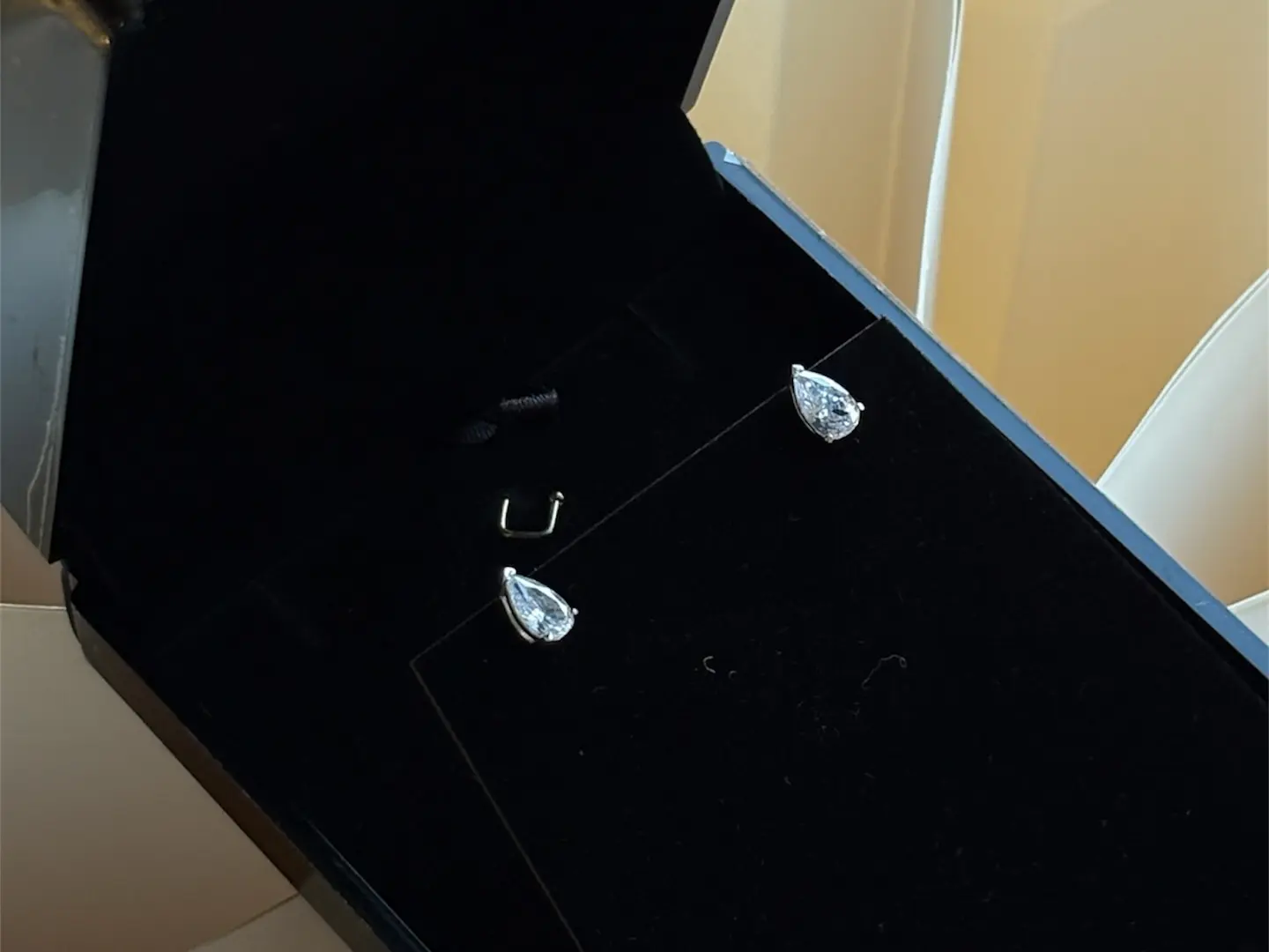 أقراط إلارا