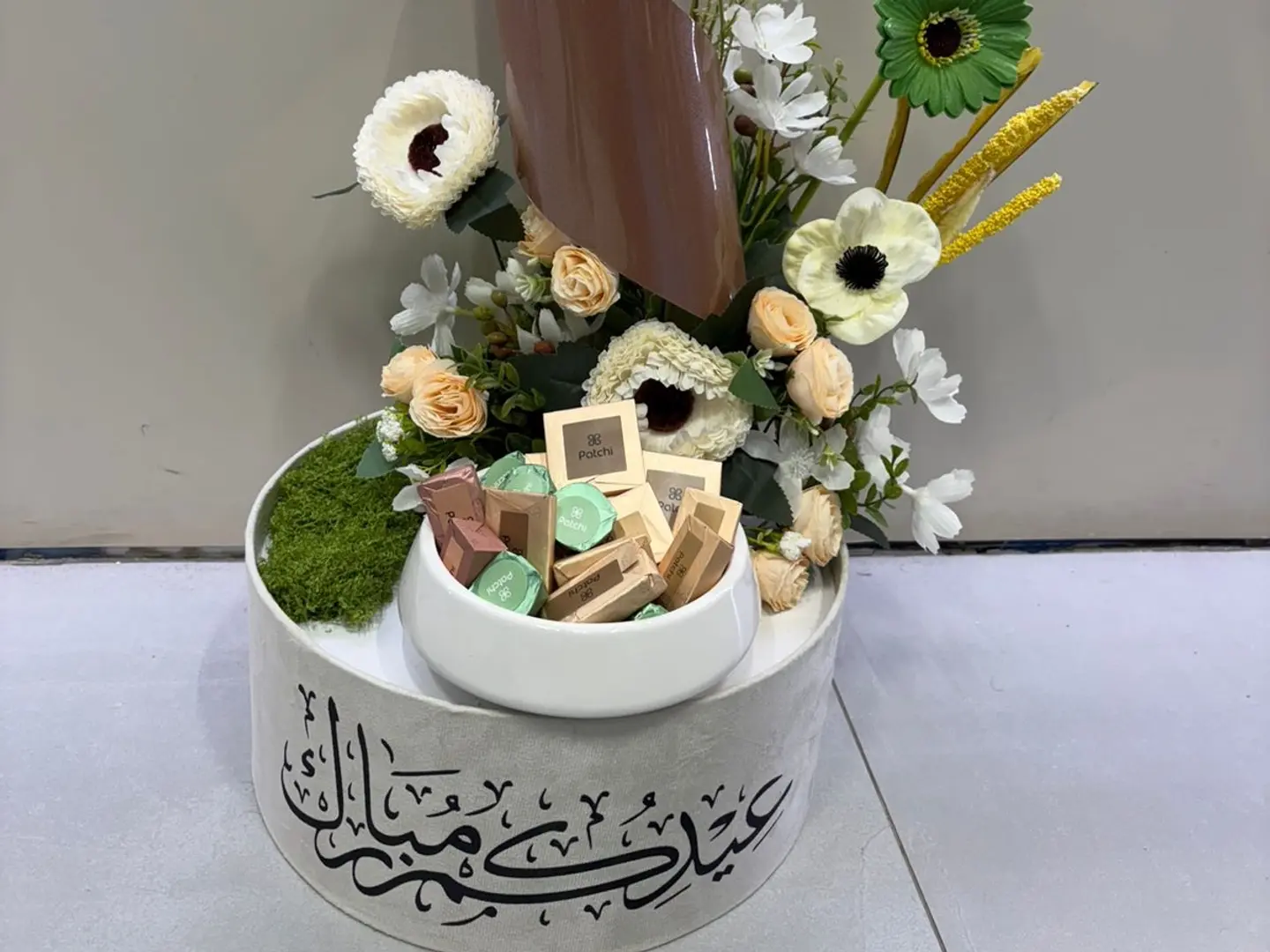 ديكور مخمل مع ورد دائم وشوكلاتة