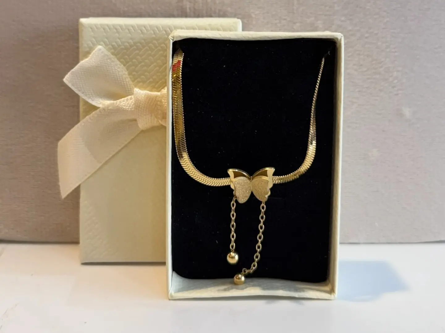 سلسال بشكل فراشة