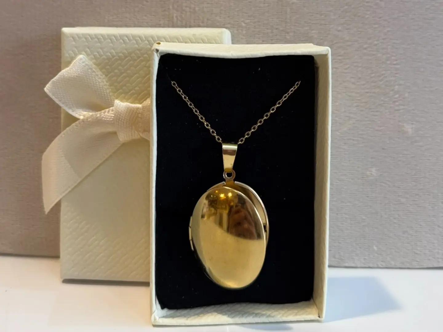 سلسال ذهبي تنحط عليها صورة