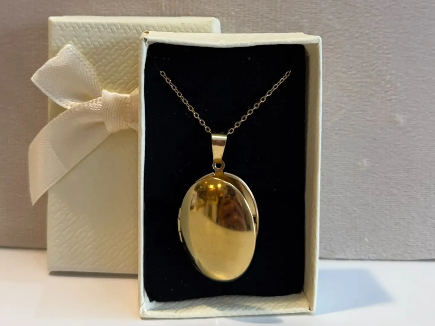 سلسال ذهبي تنحط عليه صوره