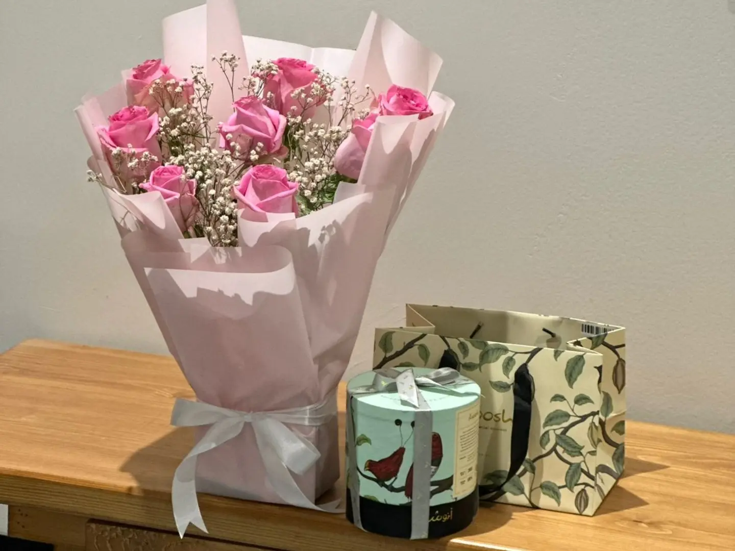 تشوكلت انوش مع باقة ورد