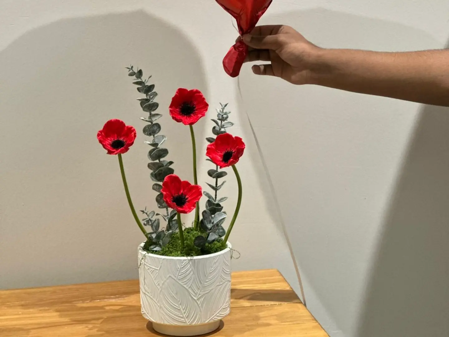 فازة ورد صناعي أحمر