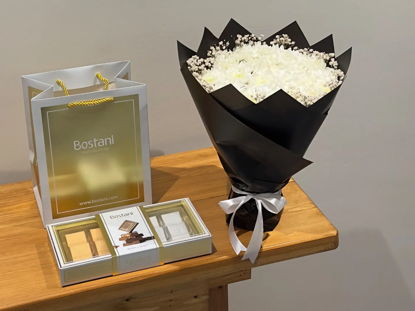 باقة ورد أبيض مع تشوكلت بستاني بي 1