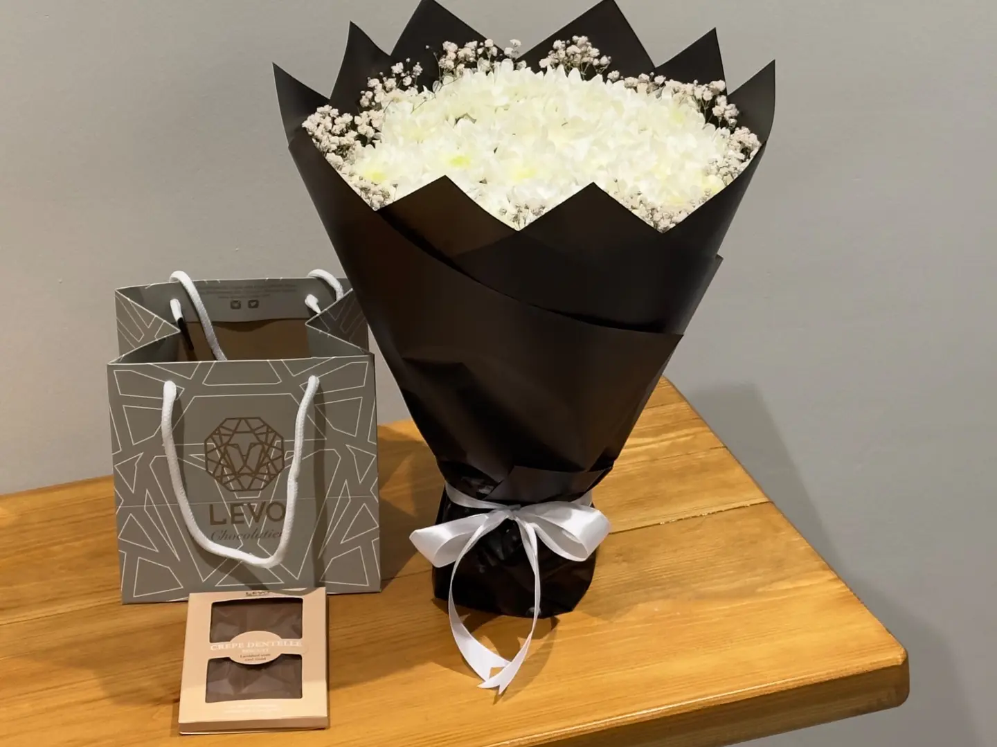 باقة ورد أبيض مع لوح تشوكلت ليفو أل 1