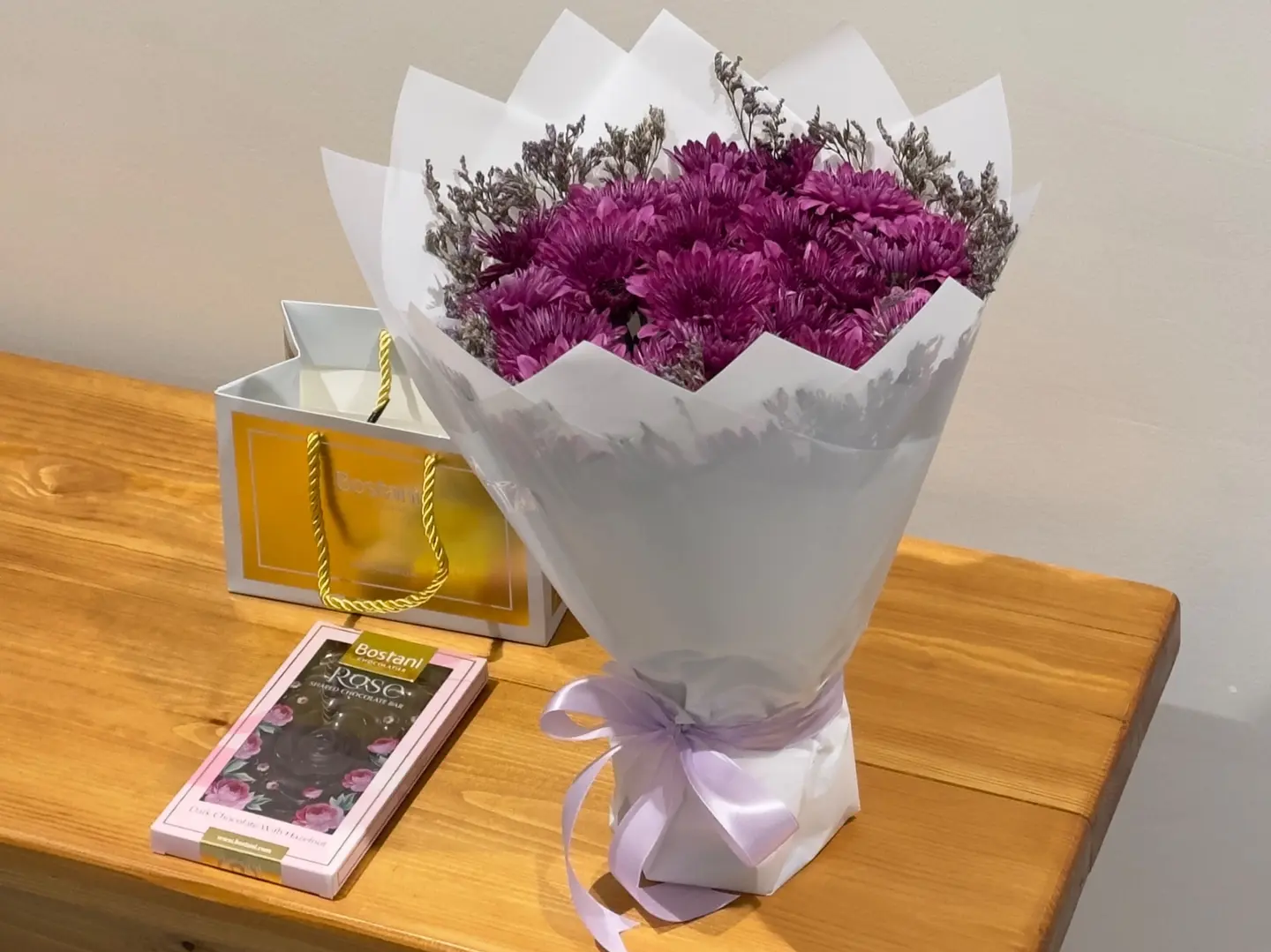 باقة ورد موف مع لوح تشوكلت بستاني بي 3